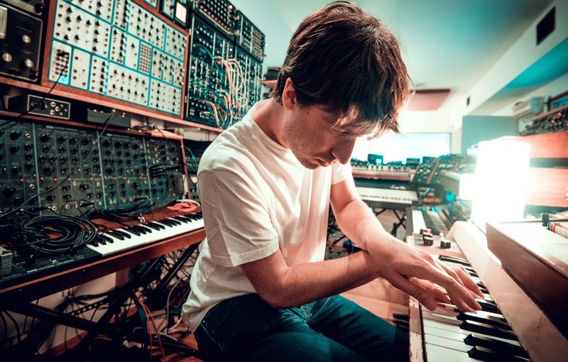 Pianista y cantante interpretando rock pop en evento en Madrid