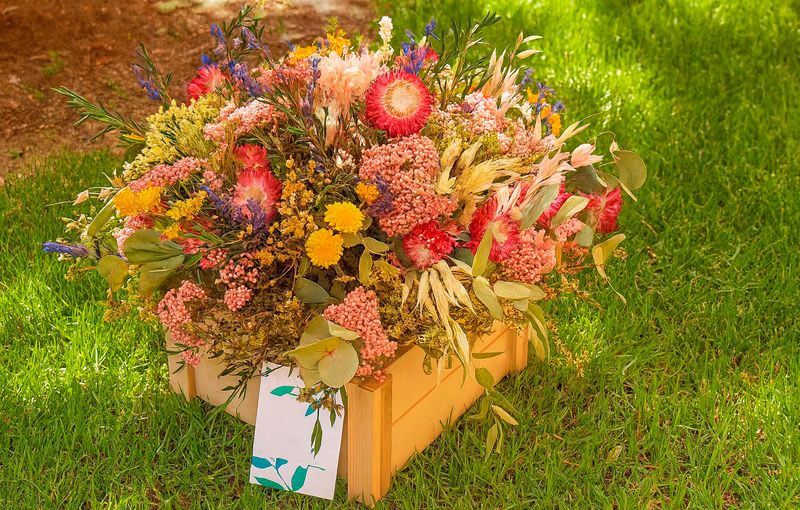 Montaje floral realizado con atención al detalle y materiales seleccionados con mimo.