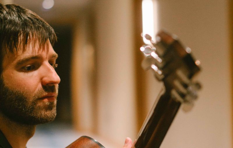 Cantante acústico interpretando versiones pop en un evento privado en Madrid