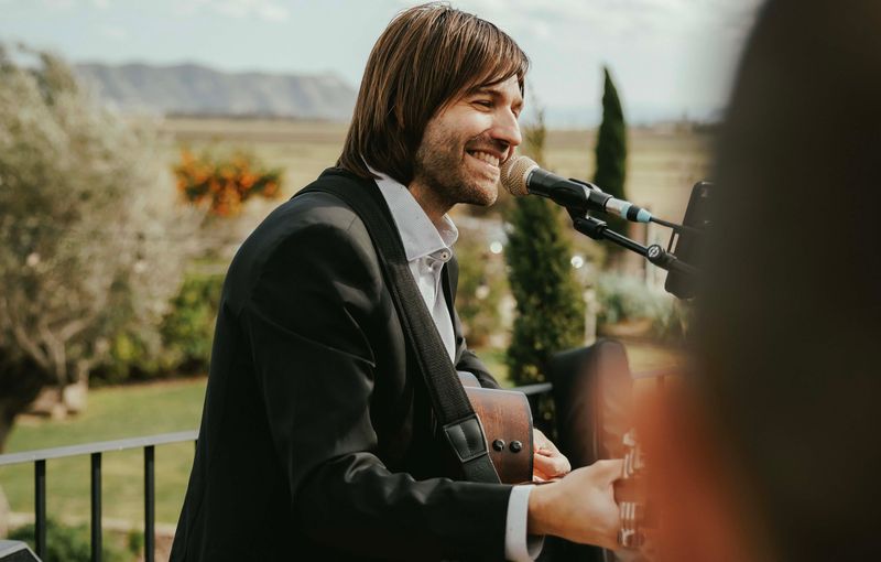 Cantante acústico en Madrid actuando en cóctel de boda al aire libre