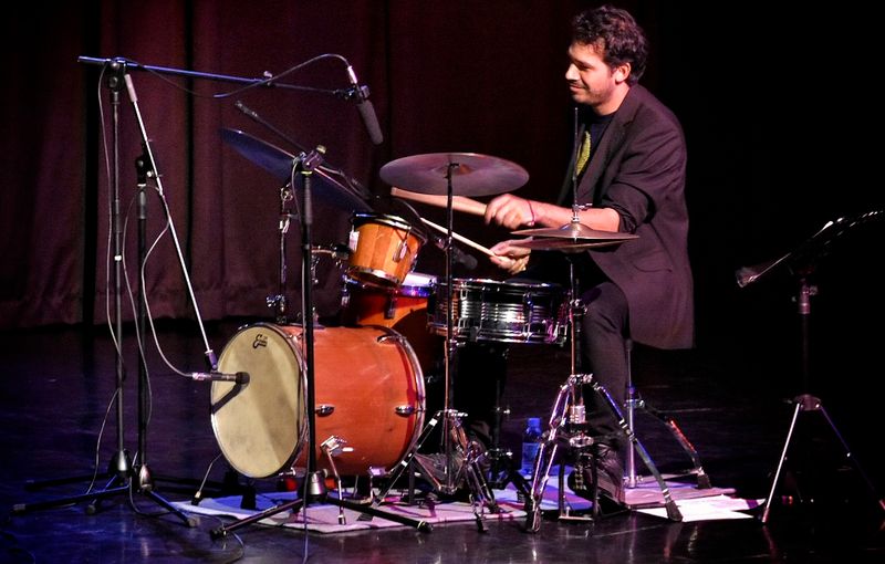 Banda de jazz tocando en sala de conciertos en Madrid