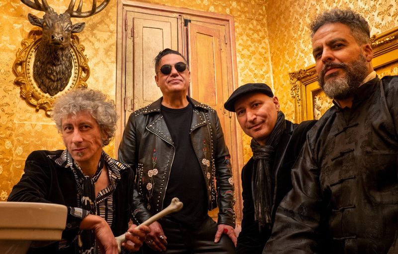 Banda de rock en castellano actuando en festival.