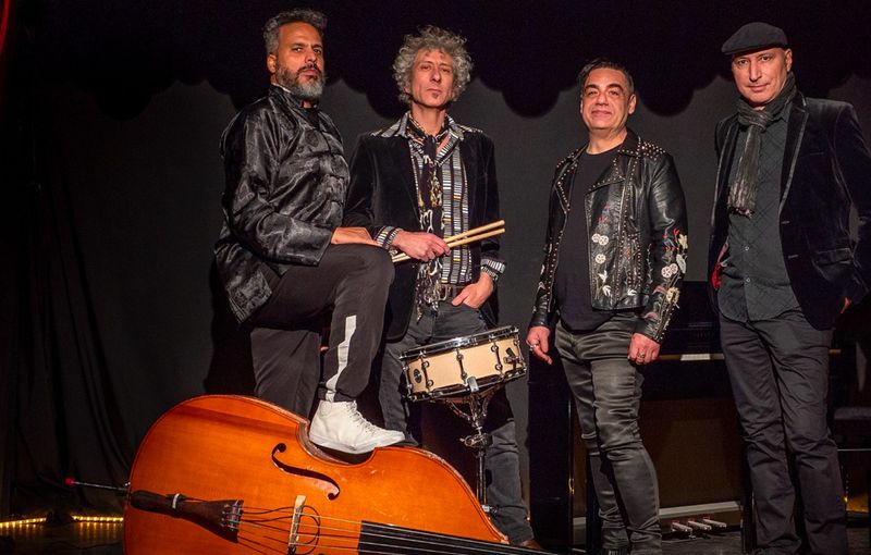 Banda de jazz rock reinterpretando heavy metal en festival de jazz