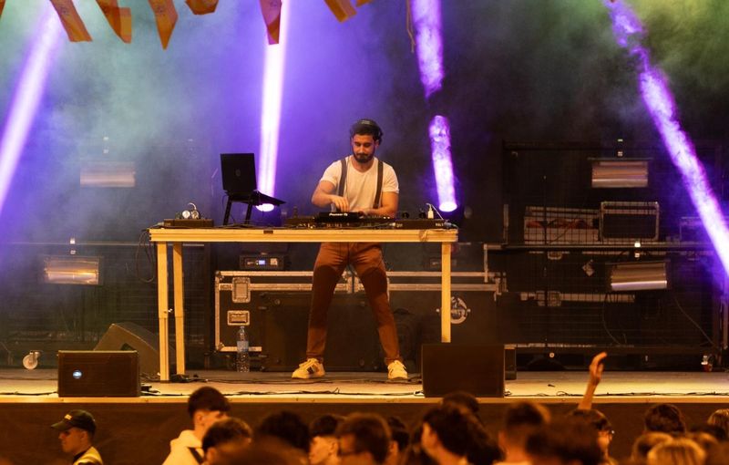 Sesión en vivo para un público con ganas de fiesta.