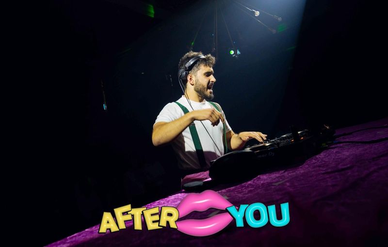 DJ en directo creando el ambiente perfecto para la pista.