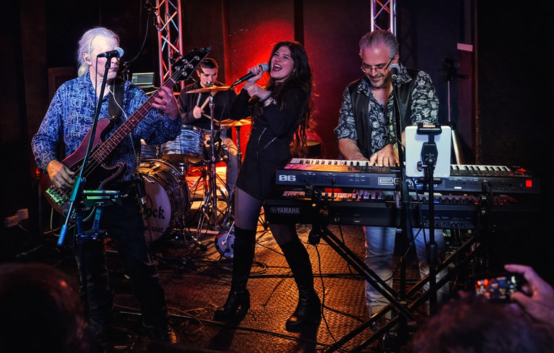 Grupo de versiones 80s en evento corporativo con gran conexión con el público