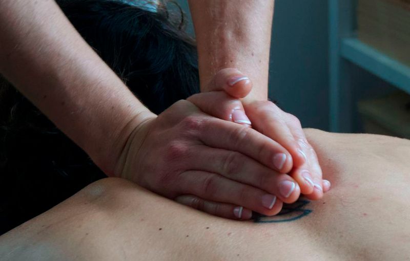 Masaje profesional en evento corporativo de bienestar