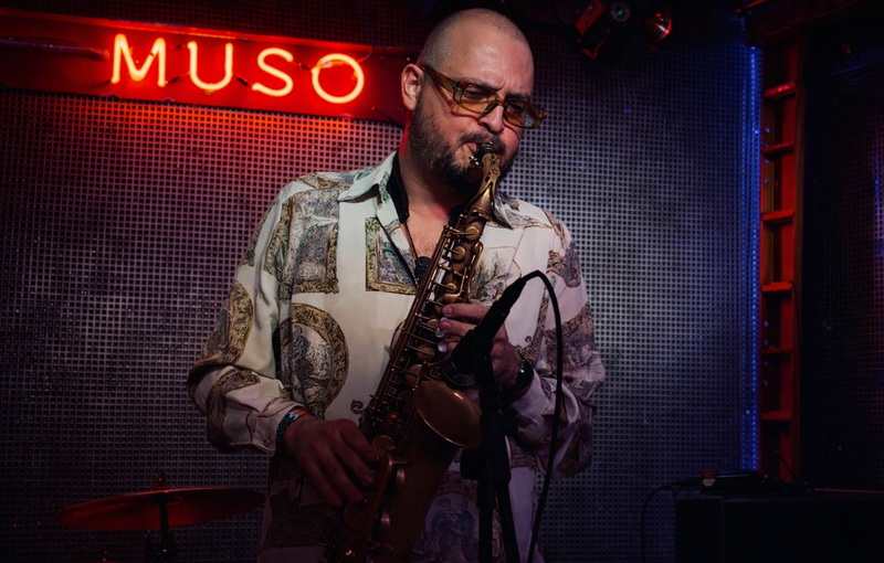 Saxofonista solista creando ambiente elegante