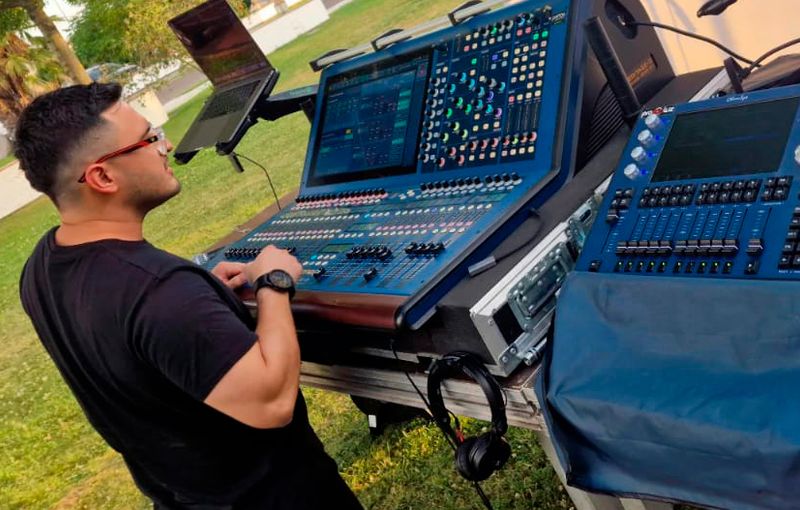 Técnico de sonido en Madrid ajustando sistemas Line Array para conciertos en vivo