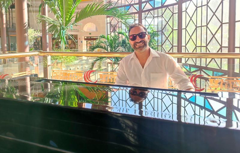 Pianista con más de cuatro décadas de experiencia en escenarios internacionales.