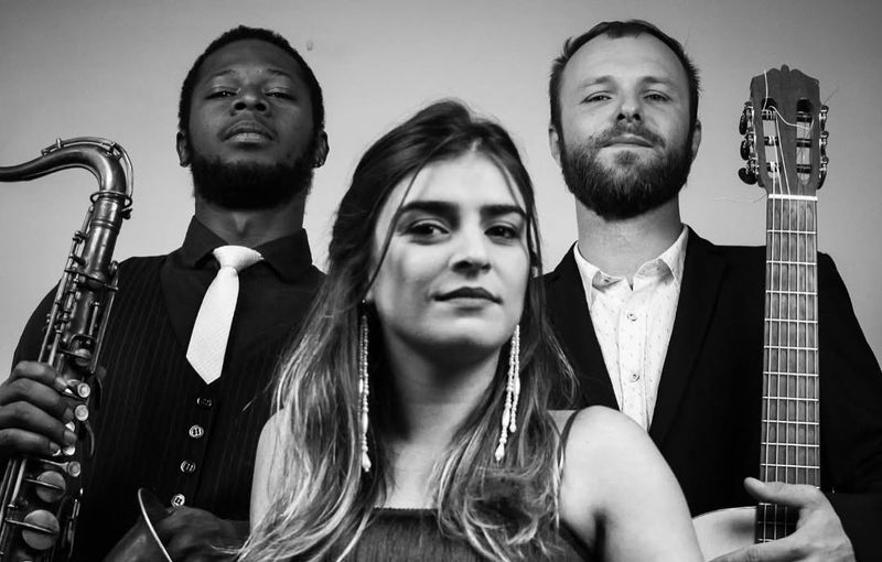 Saxofonista y vocalista durante concierto en evento privado