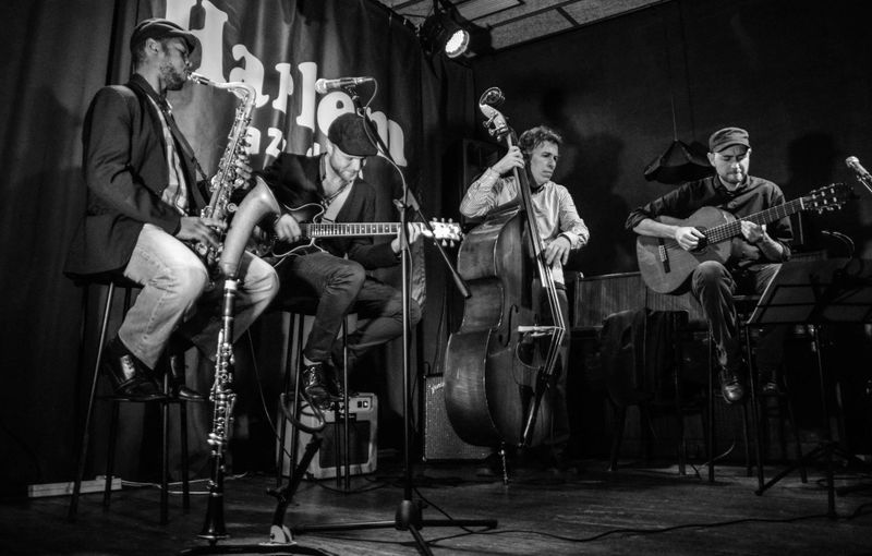 Grupo de covers interpretando música en directo para bodas