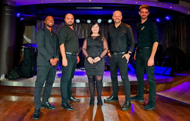 Ensemble profesional actuando en cóctel elegante