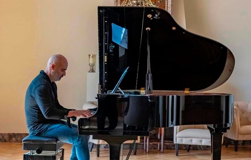 Pianista instrumental interpretando música neoclásica en cóctel de boda