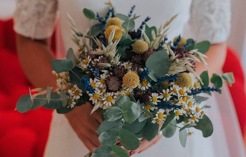 Arreglo floral diseñado para integrarse de forma natural en el espacio del evento.