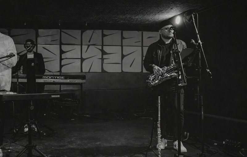 Show de música latina en vivo con energía y conexión