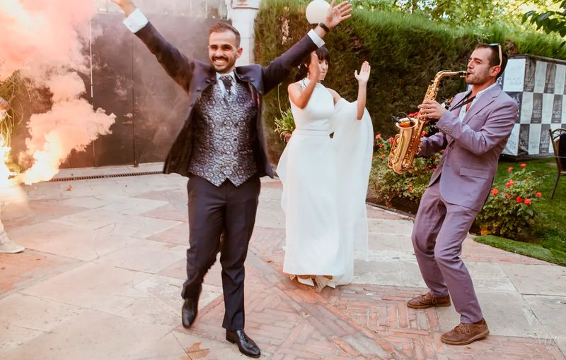 Show de saxofón y DJ para eventos corporativos y celebraciones