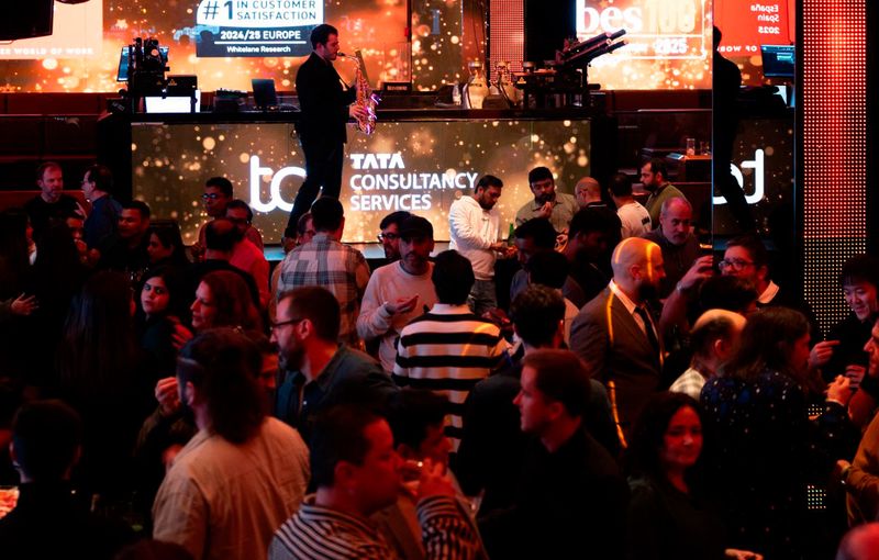 Ambientación elegante con saxofonista para cócteles y recepciones