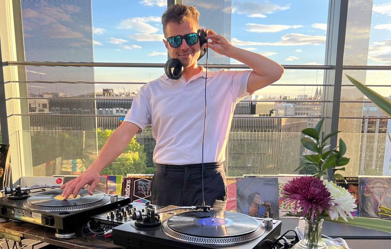 Música chill out y house con saxofón en directo