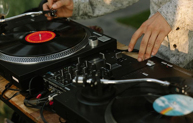 Show híbrido DJ y saxofonista para celebraciones