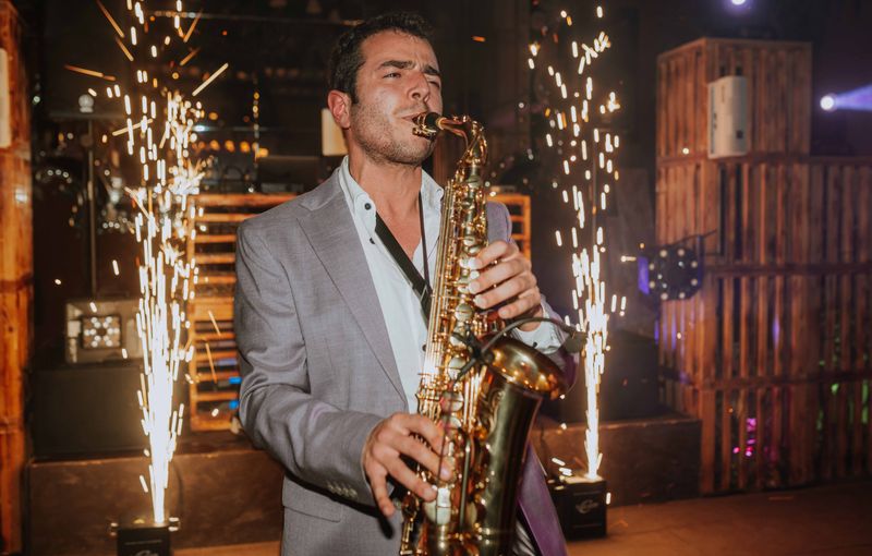 Saxofonista y DJ en directo animando boda en Madrid