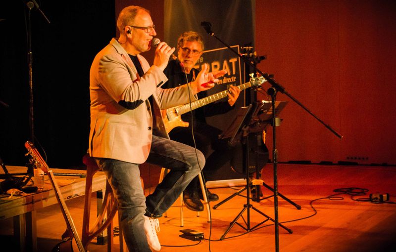 Tributo a Serrat en concierto íntimo en restaurante de lujo