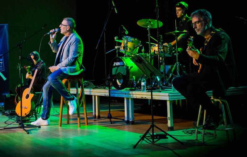 Banda tributo a Serrat tocando en fiestas populares en Valencia