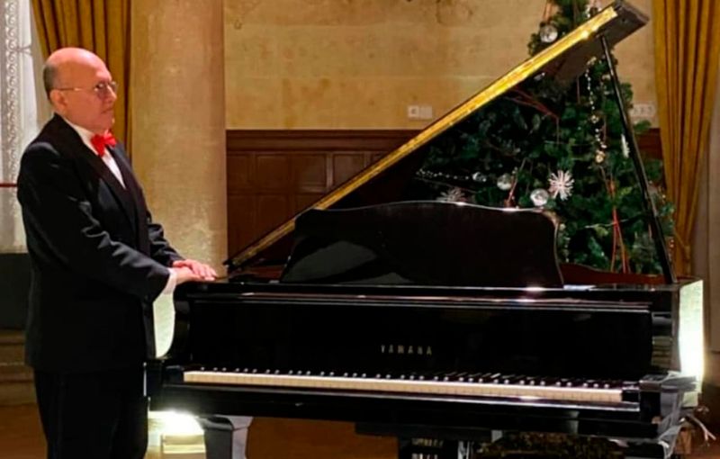 Pianista en recepción de hotel de lujo en Salamanca