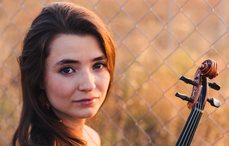 Actuación con violín acústico y eléctrico en eventos de Madrid