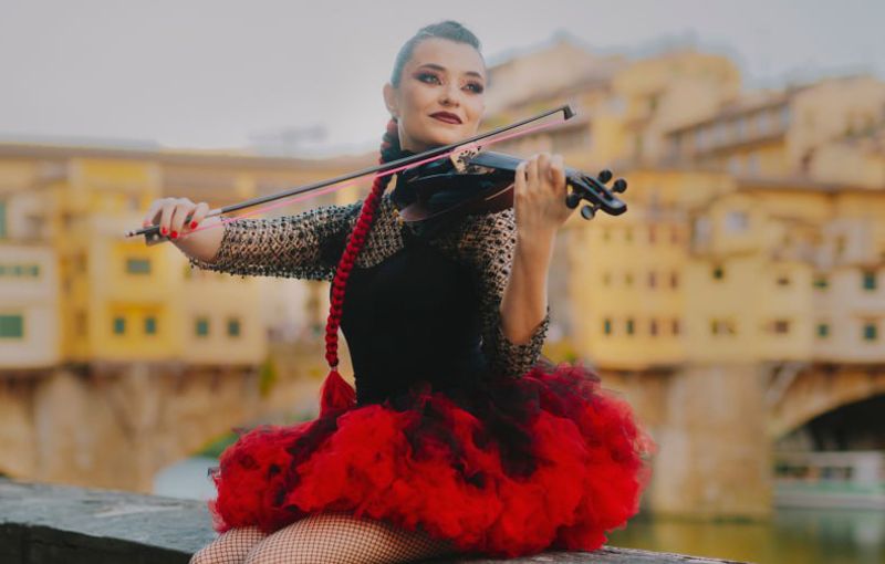 Espectáculo musical adaptable con violinista y voz en Madrid