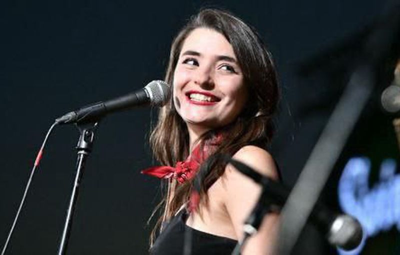 Violinista y cantante actuando en eventos privados con música en directo en Madrid