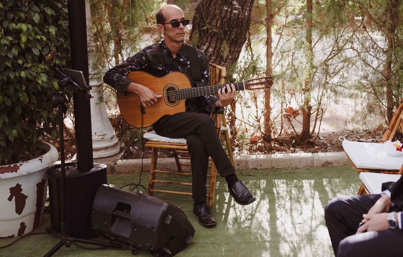 Actuación de guitarra con trío en evento corporativo en Sevilla