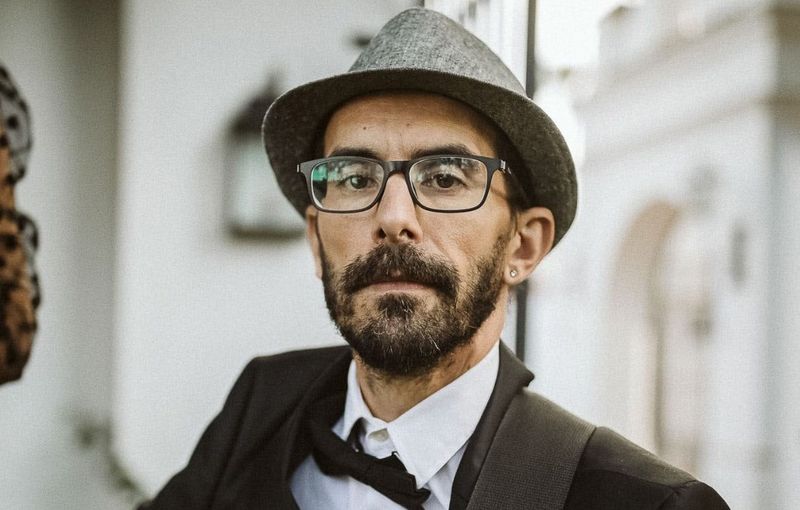 Músico de guitarra flamenca en concierto privado en Sevilla