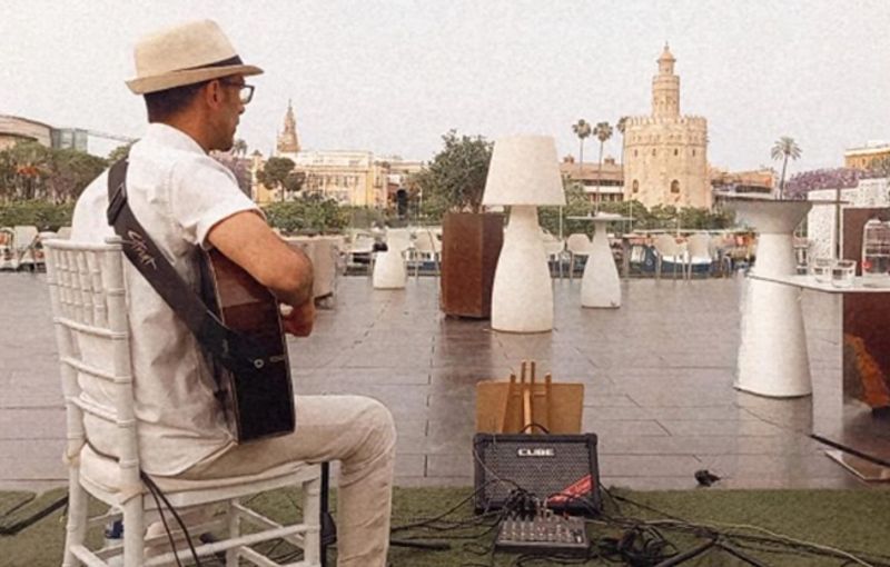 Guitarrista en gala cultural en Sevilla