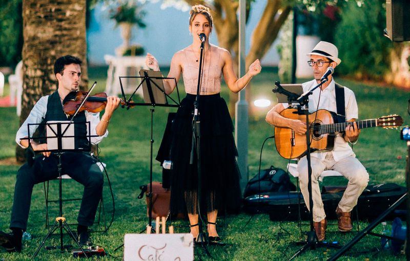 Guitarrista profesional actuando en boda en Sevilla
