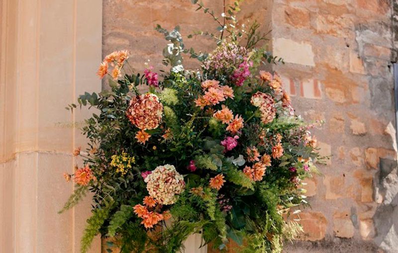 Composición elaborada con flores de temporada para un acabado armónico y discreto.