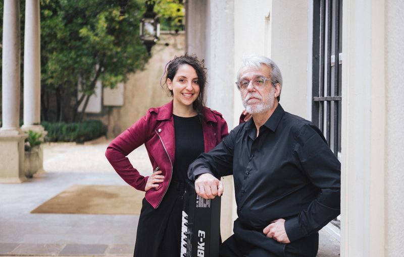 Música en directo con piano y voz para evento corporativo