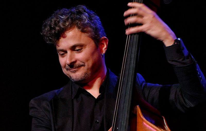 Dúo de jazz con contrabajo y guitarra en cóctel en Madrid