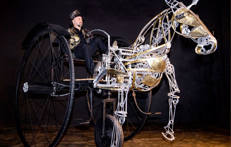 Caballo mecánico de gran formato con acabados artesanales.