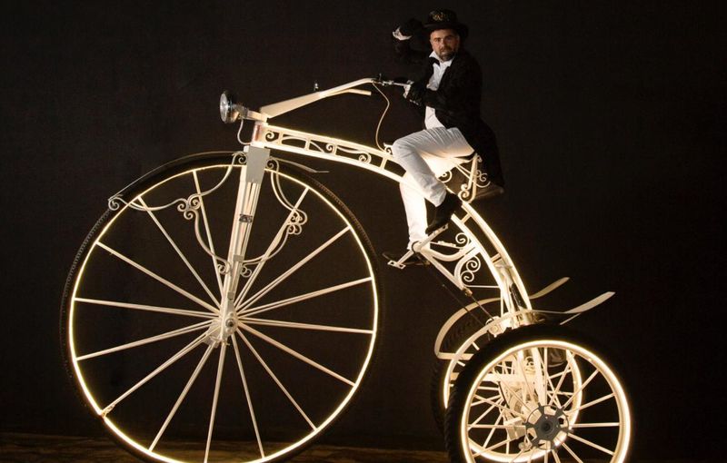 Bicicleta gigante de estilo clásico con detalles steampunk.