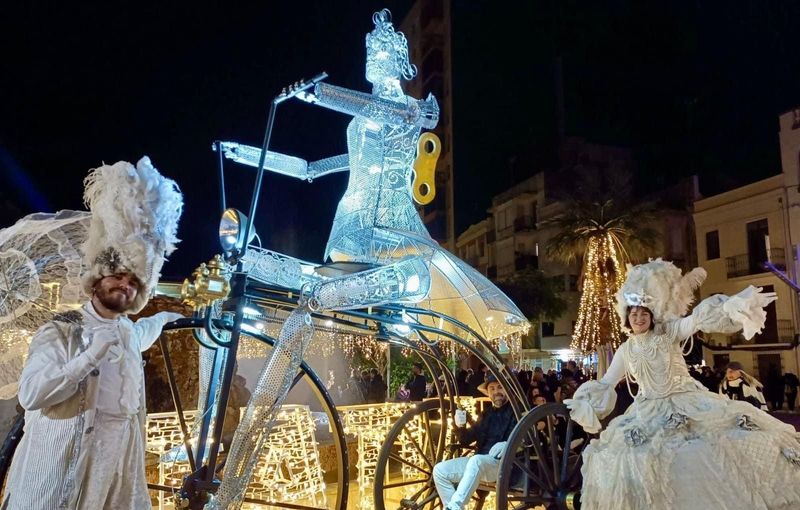 Pasacalles con iluminación LED y figura elevada tipo bailarina.