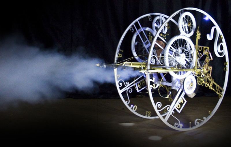 Máquina del Tiempo con efectos de humo e iluminación.