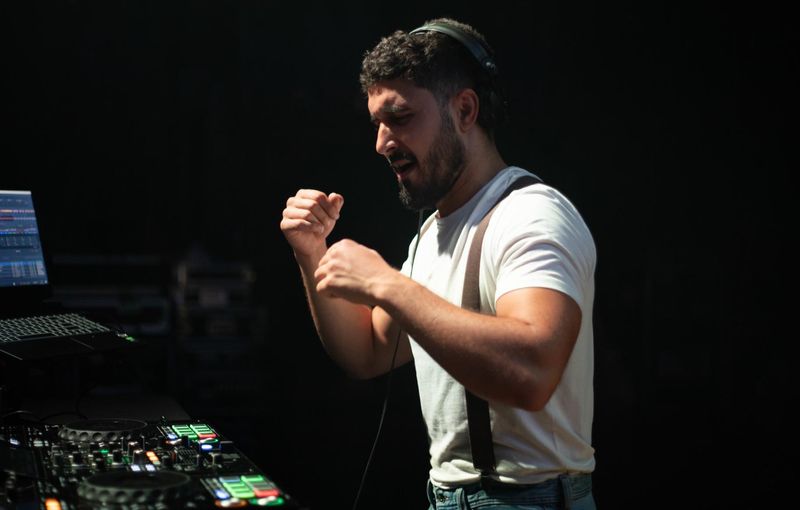 DJ de Madrid con Ritmo constante y energía de principio a fin.