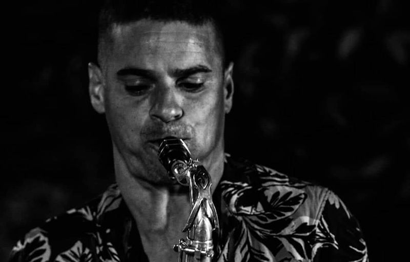 Saxo en directo para cóctel y recepciones.