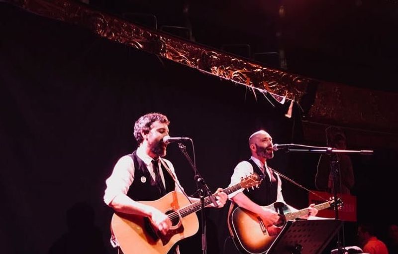 Contrata a este duo haciendole tributo a los Beatles para tu boda
