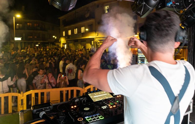 Manos arriba y música al mando.