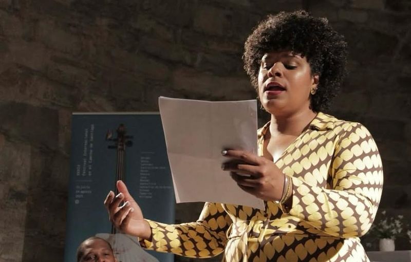 Dúo de voz y guitarra actuando en cena íntima en Barcelona