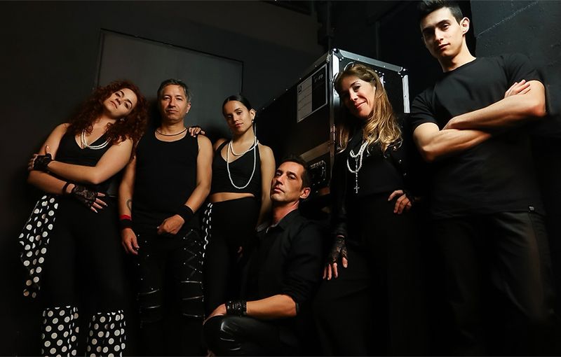 Preparados para el espectáculo, el equipo del tributo a Madonna muestra su estilo ochentero antes de salir a escena.