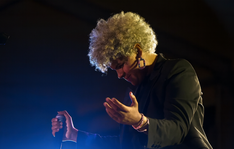 Cantante versátil interpretando baladas románticas en boda en Madrid