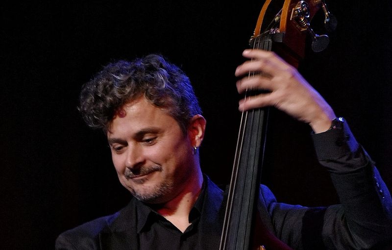 Dúo de jazz con contrabajo y guitarra en cóctel en Madrid